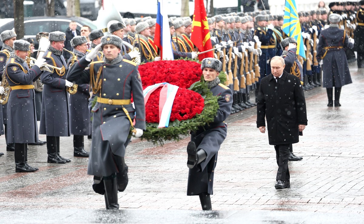 Путин в День защитника Отечества возложил венок к Могиле Неизвестного Солдата