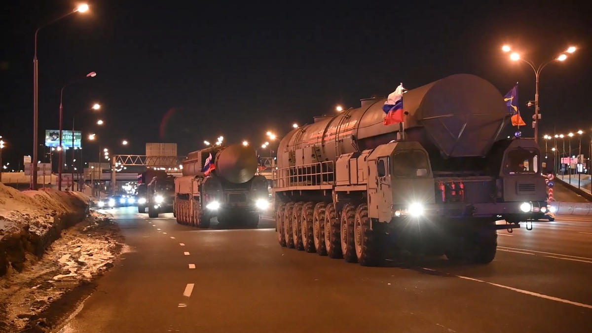 Колонна ядерных комплексов «Ярс» совершает марш в Подмосковье для подготовки к параду Победы