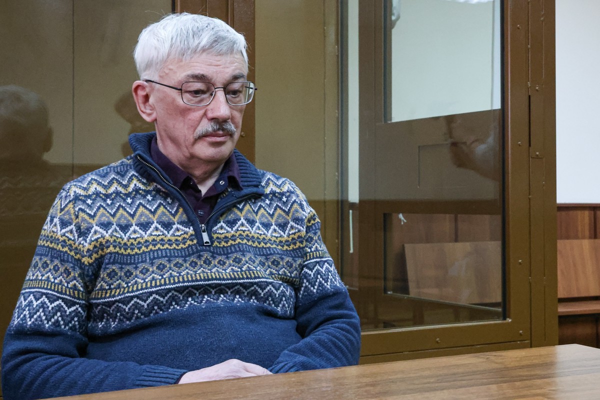 Суд приговорил главу «Мемориала»* Орлова** к 2,5 года колонии за дискредитацию ВС РФ