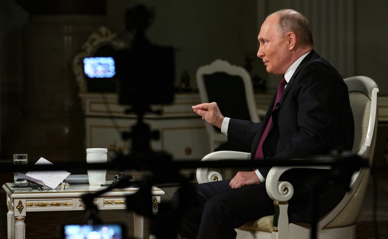 Злоба дна: как западные СМИ пытаются высмеять интервью Путина Такеру Карлсону