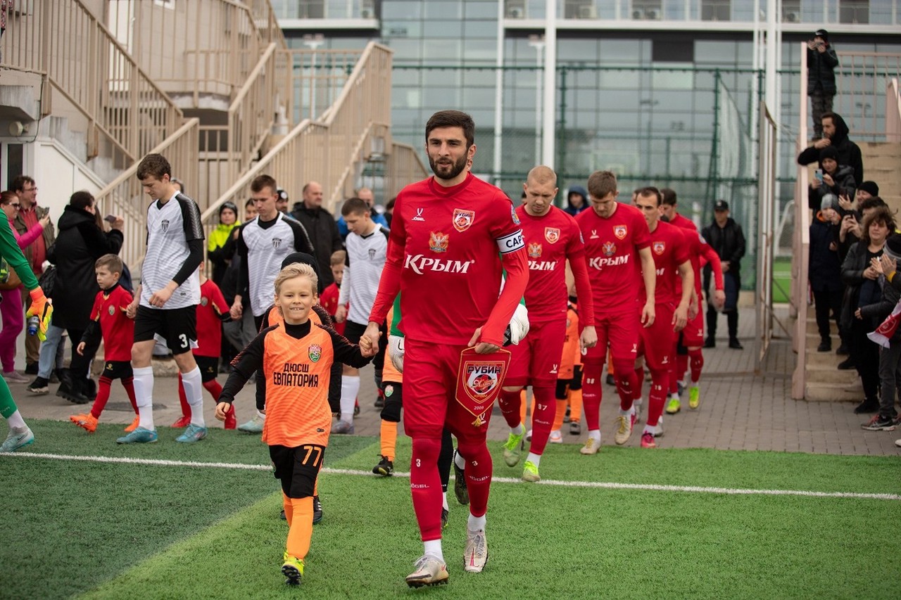 «Заря» с «Новатором»: как в Луганске и Мариуполе живут футбольные традиции