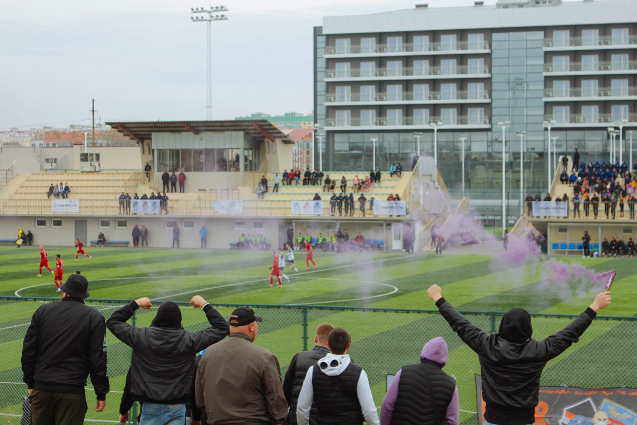 «Заря» с «Новатором»: как в Луганске и Мариуполе живут футбольные традиции