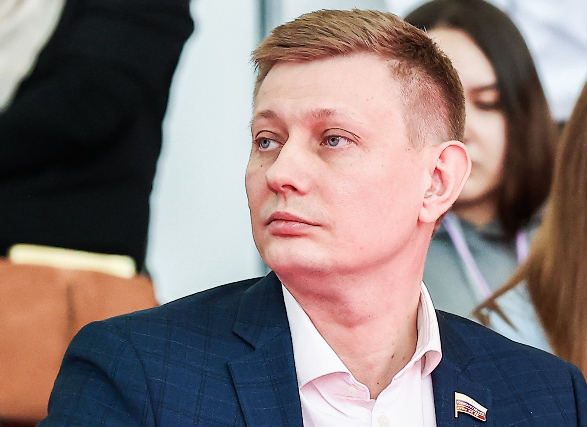 Депутата ГД Плякина отчитали за надетые на заседание джинсы 