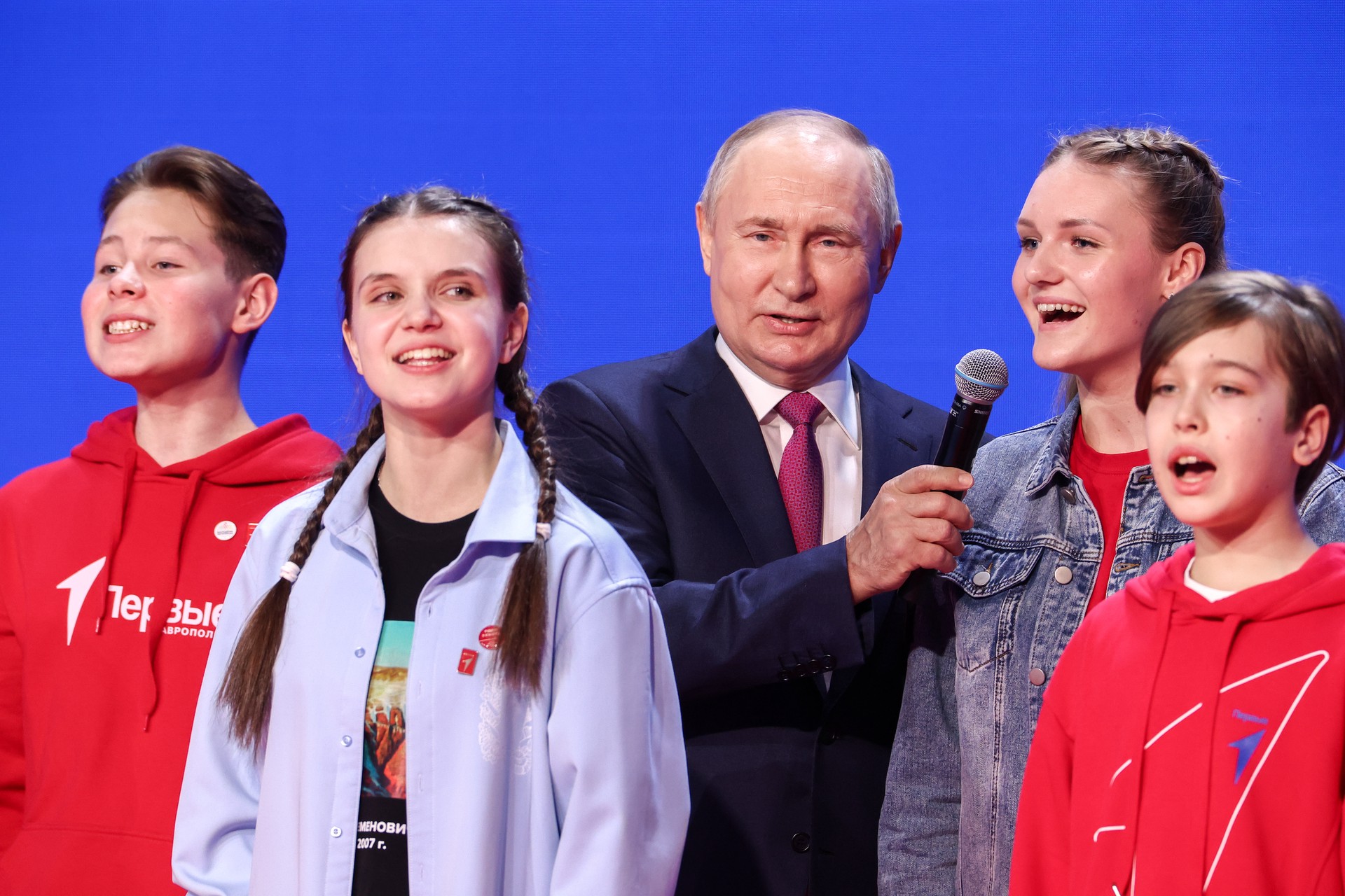 Путин спел гимн вместе с участниками съезда «Движение первых»