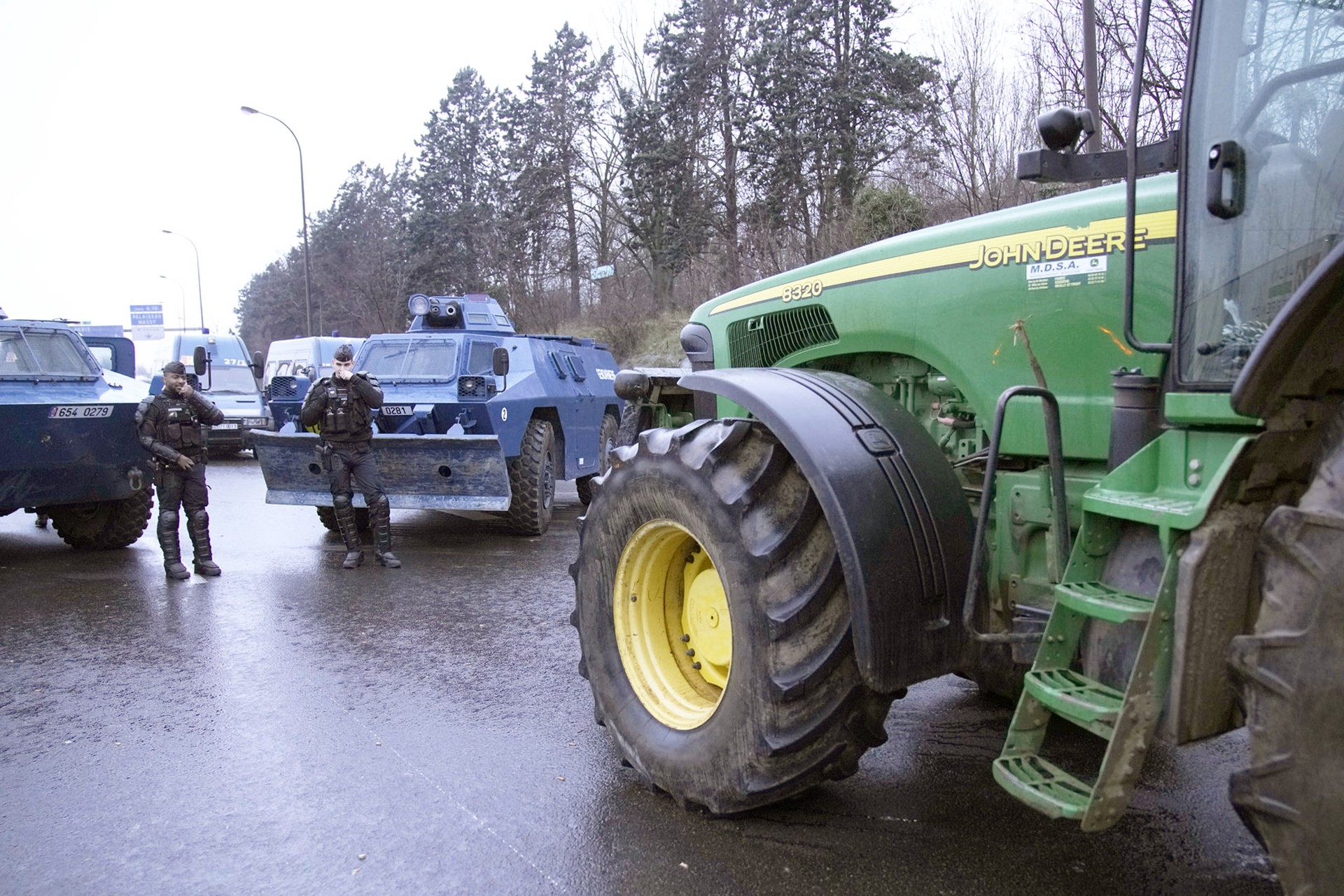 Фермеры развернули тракторы: революция во Франции отменяется?