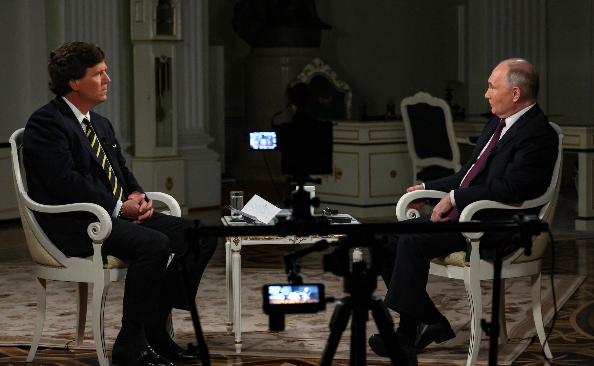 Мягко и сильно: как Путин взял беседу с Такером в свои руки