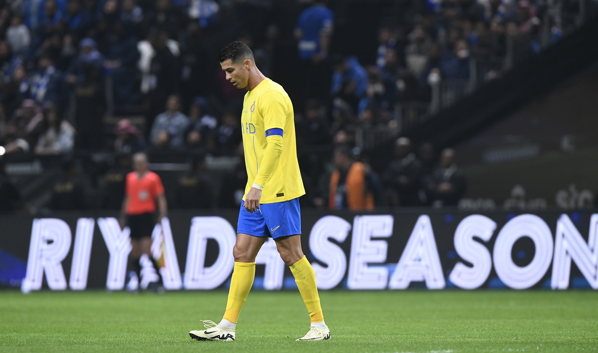 Роналду после поражения в товарищеском матче совершил оскорбительную выходку с шарфом «Аль-Хиляля»