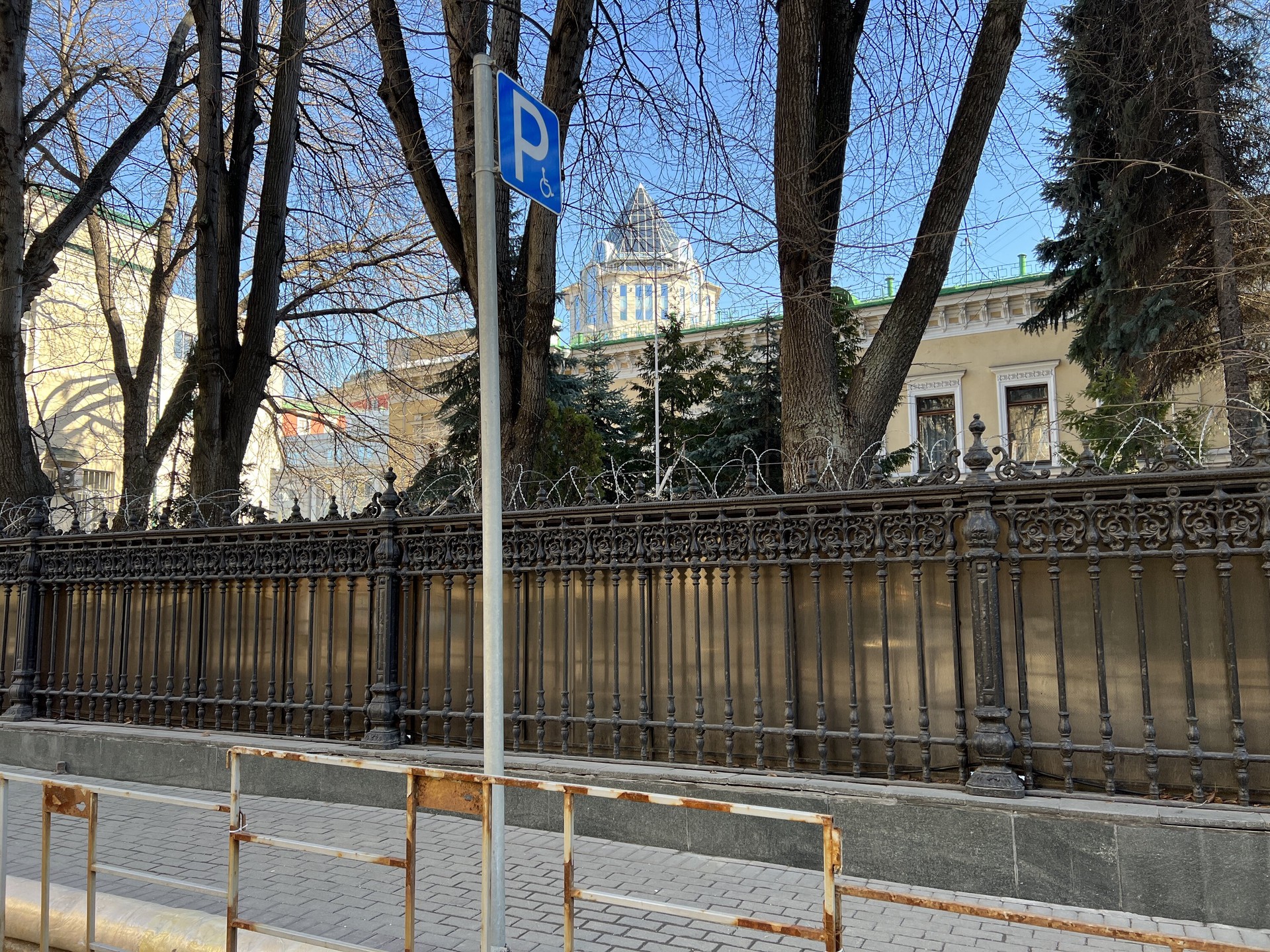 Россия оставит в неприкосновенности здание посольства Украины в Москве