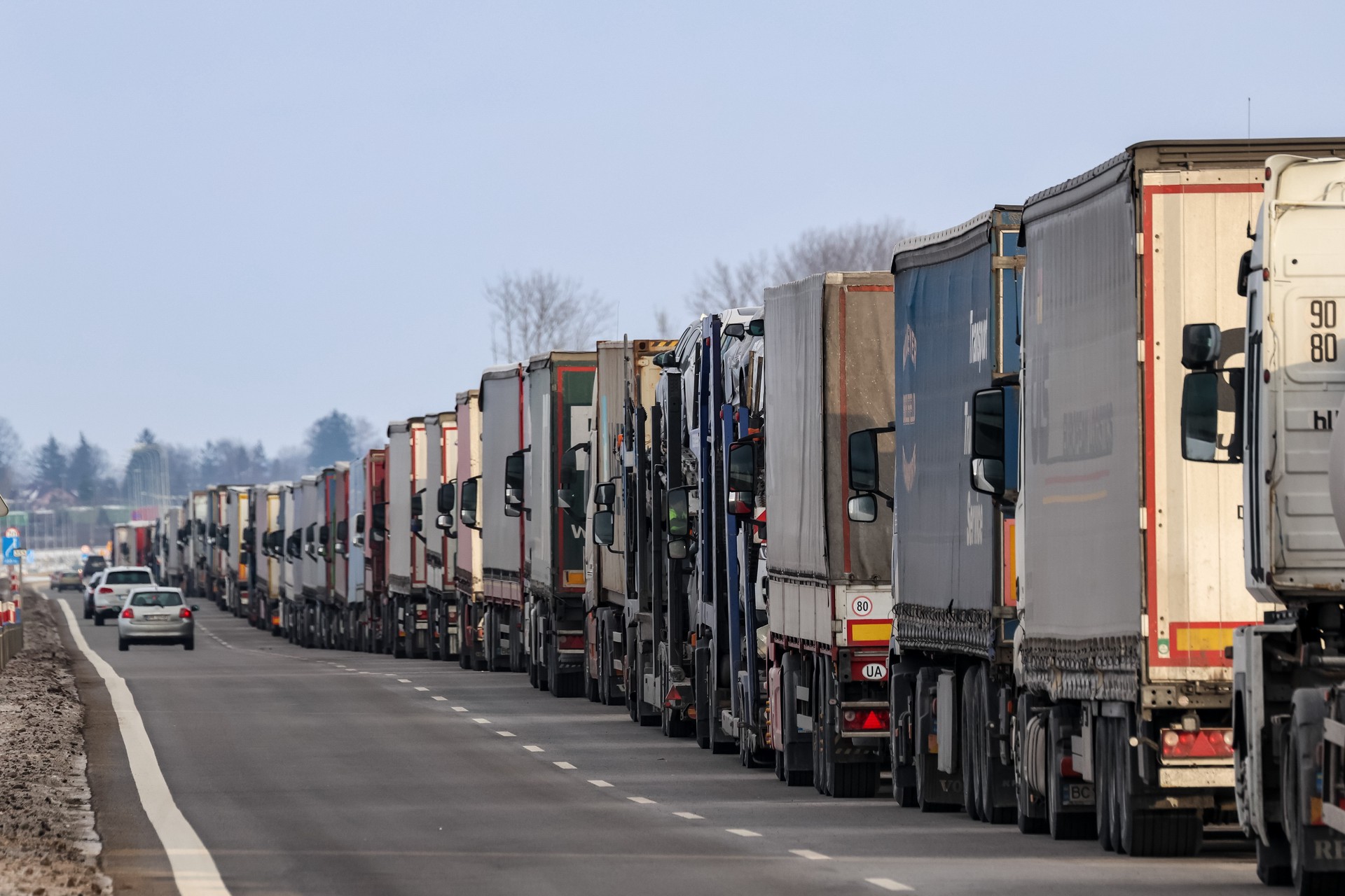 «Апостроф»: Киев свозит сгоревшие тракторы и грузовики к границе с Польшей