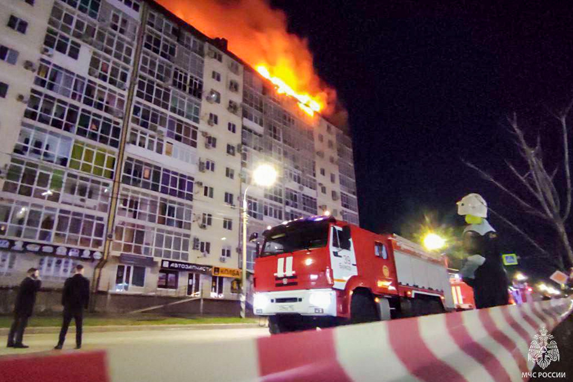Спасатели эвакуировали из горящего в Анапе дома 440 человек