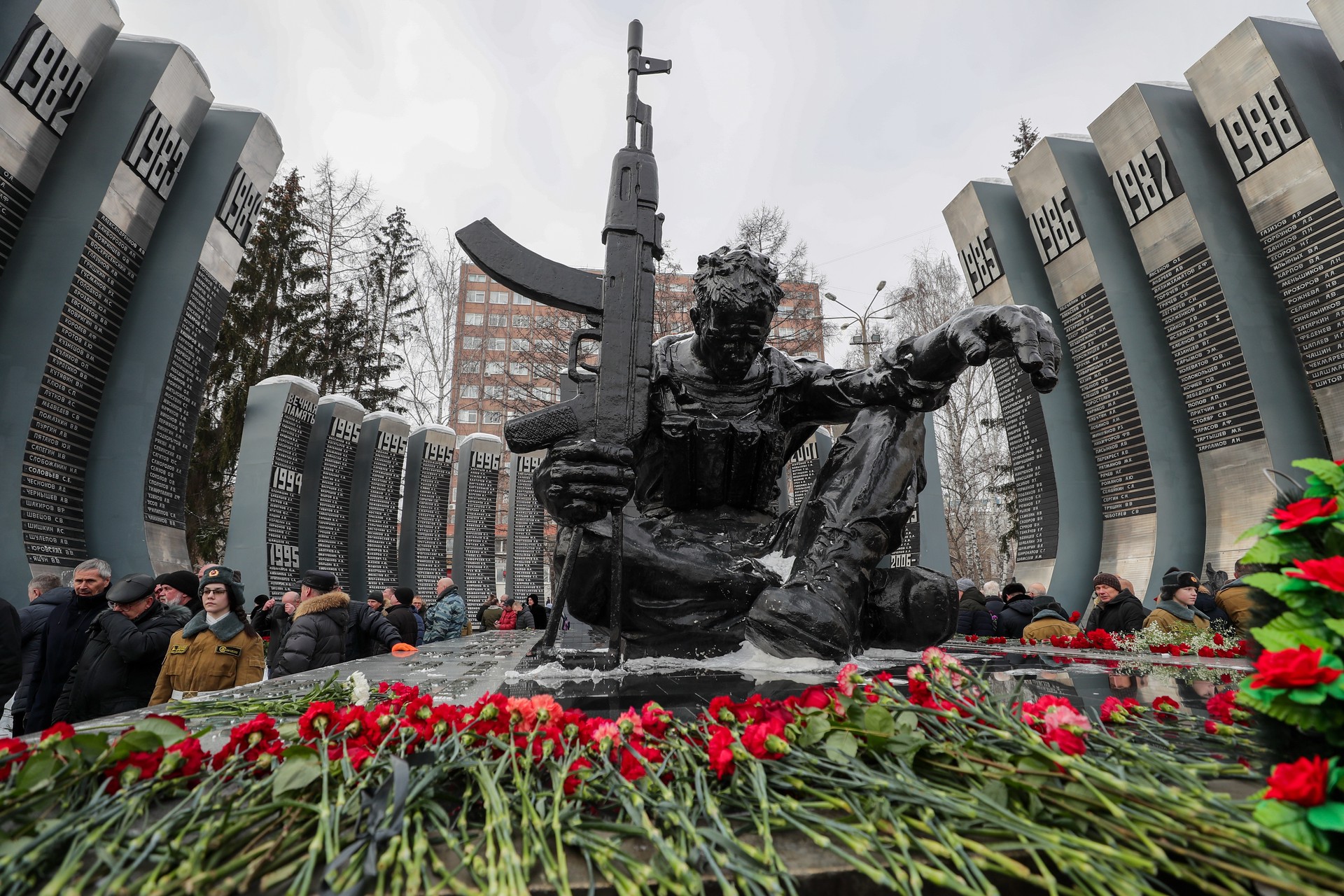 Памятник воинам в екатеринбурге. Мемориал памяти «черный тюльпан». Памятник афганцам в Екатеринбурге. Мемориал черный тюльпан Екатеринбург. Екатеринбург памятник воинам афганцам.