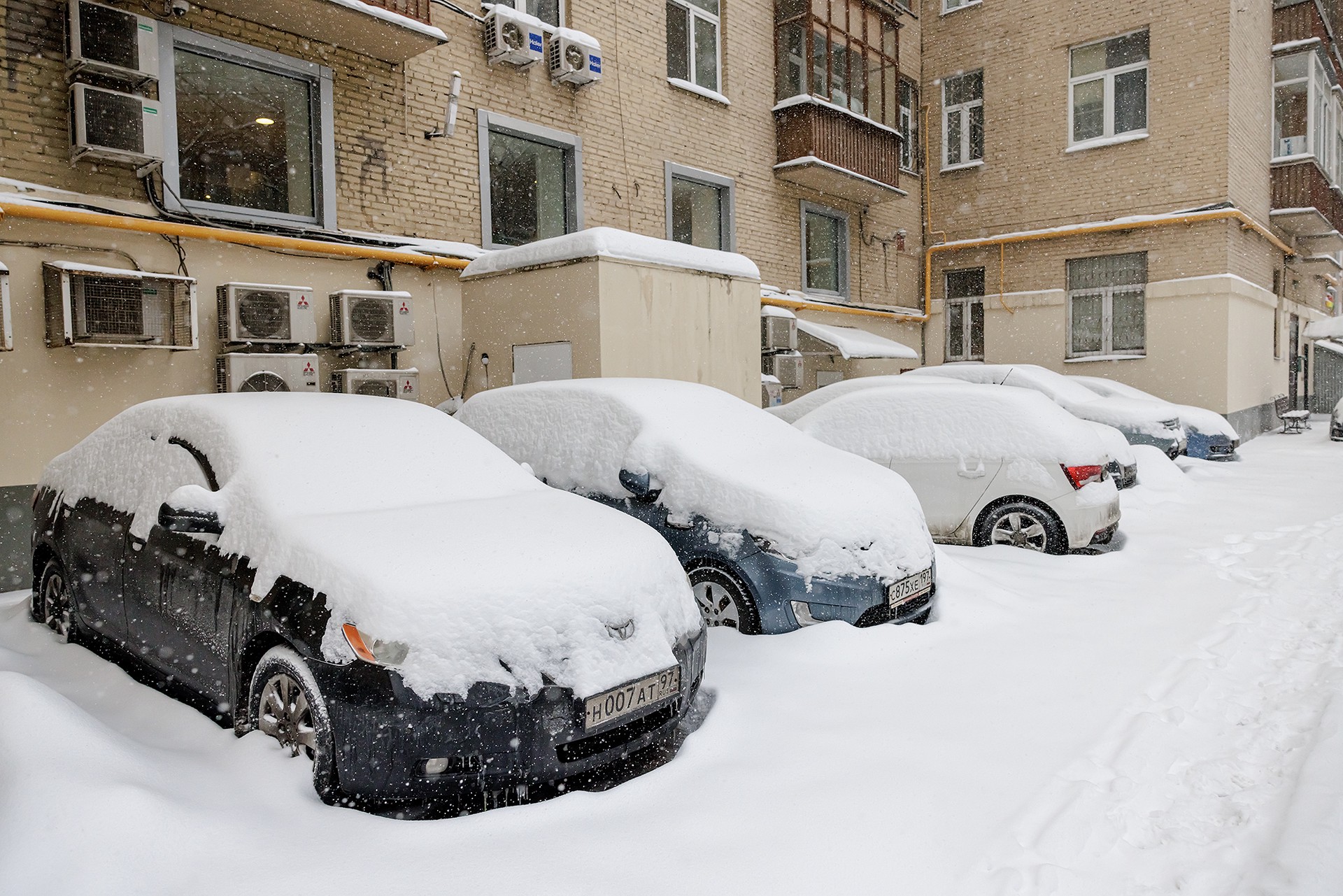 Россиянам напомнили о праве взыскать компенсацию за горы снега на автомобиле
