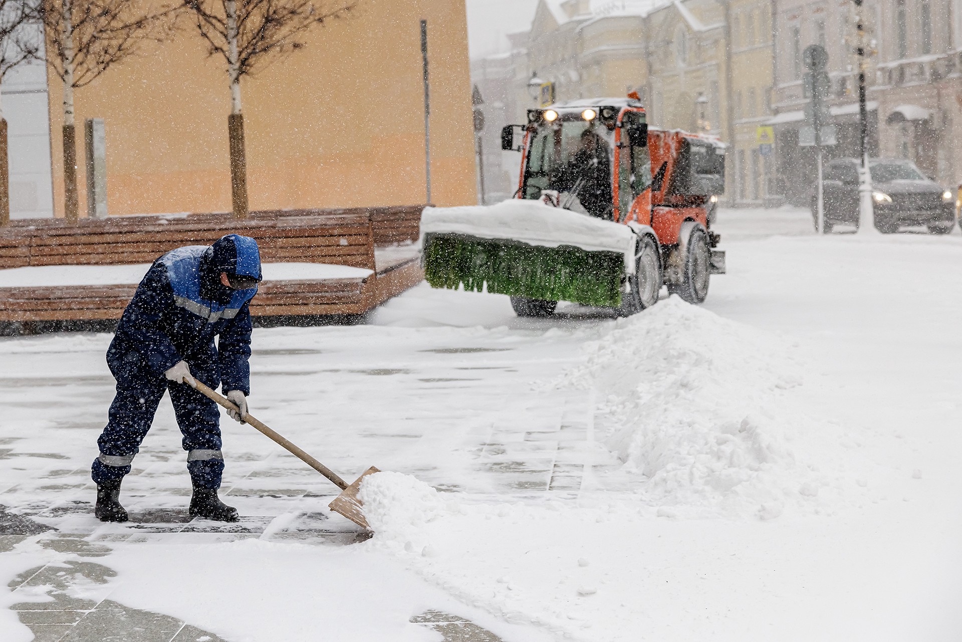 Коммунальщикам пригрозили штрафами за плохую уборку снега