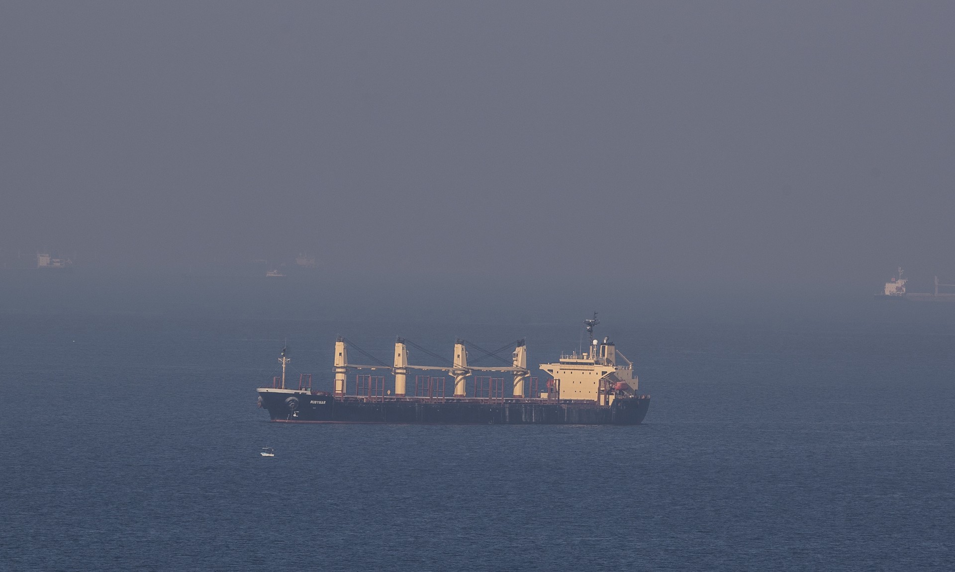 CENTCOM: Три ракеты хуситов попали в греческое судно Laax в Красном море