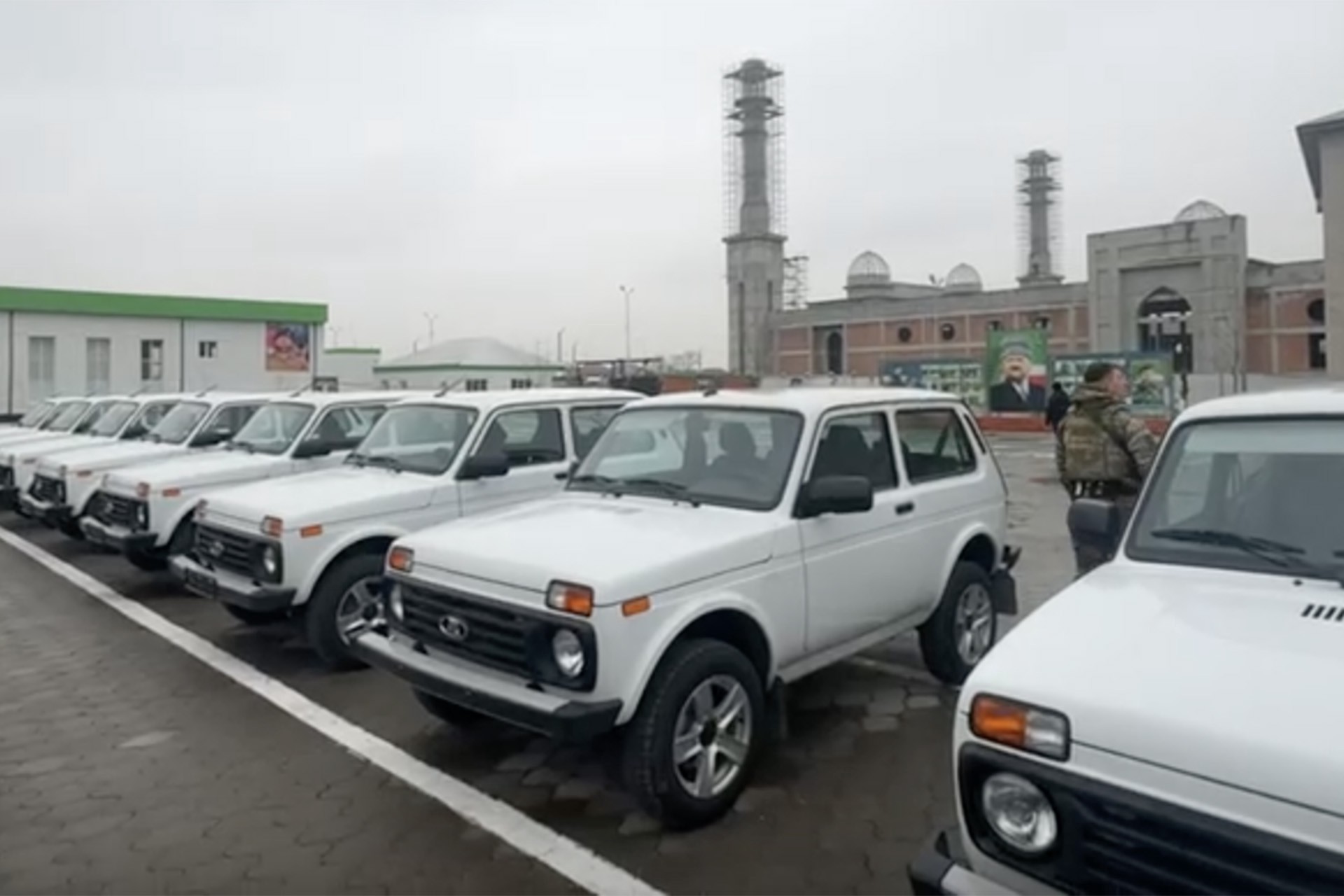 Медведев в рамках поездки в Чечню передал военному комиссариату автомобили «Нива»