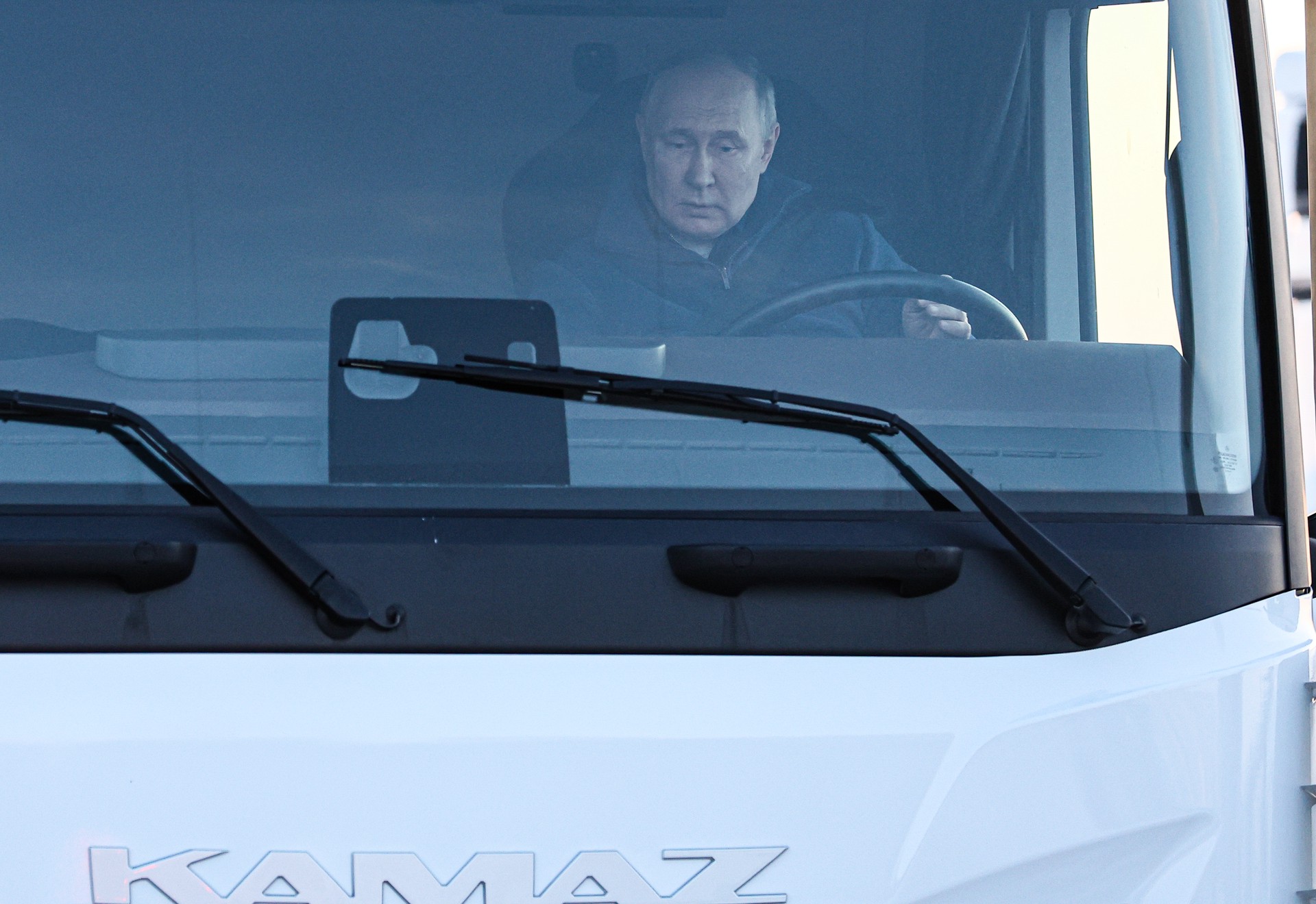 Путин за рулём КамАЗа прибыл на один из участков трассы М-12 «Восток» под Казанью