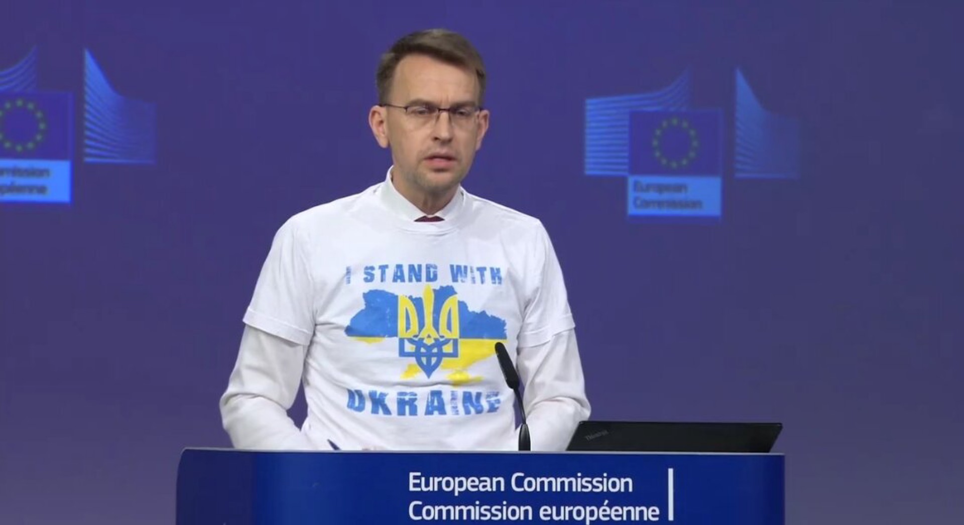 Представителя Еврокомиссии раскритиковали из-за футболки с символикой Украины