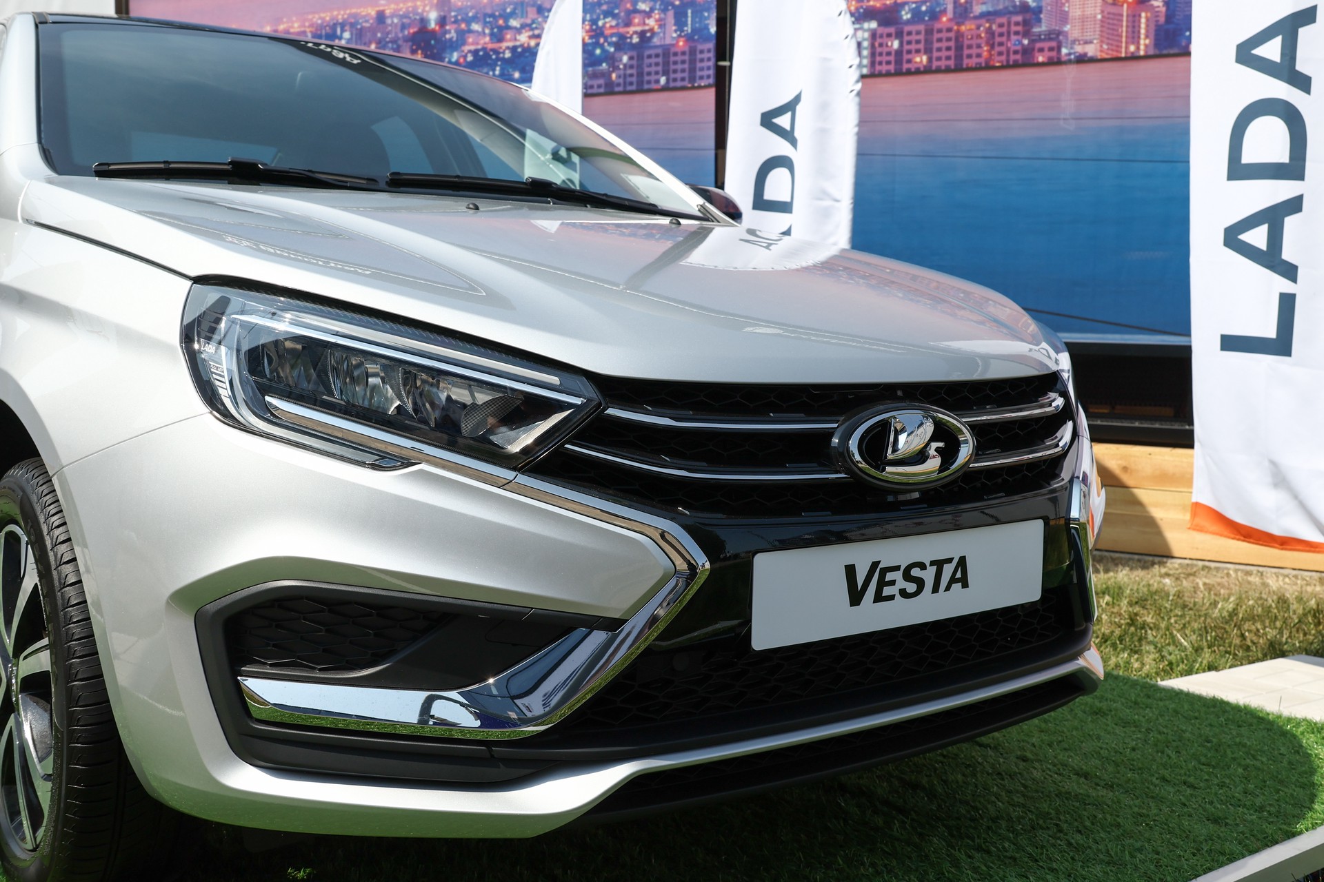 «АвтоВАЗ» возобновил выпуск автомобилей Lada Vesta с автоматической коробкой передач