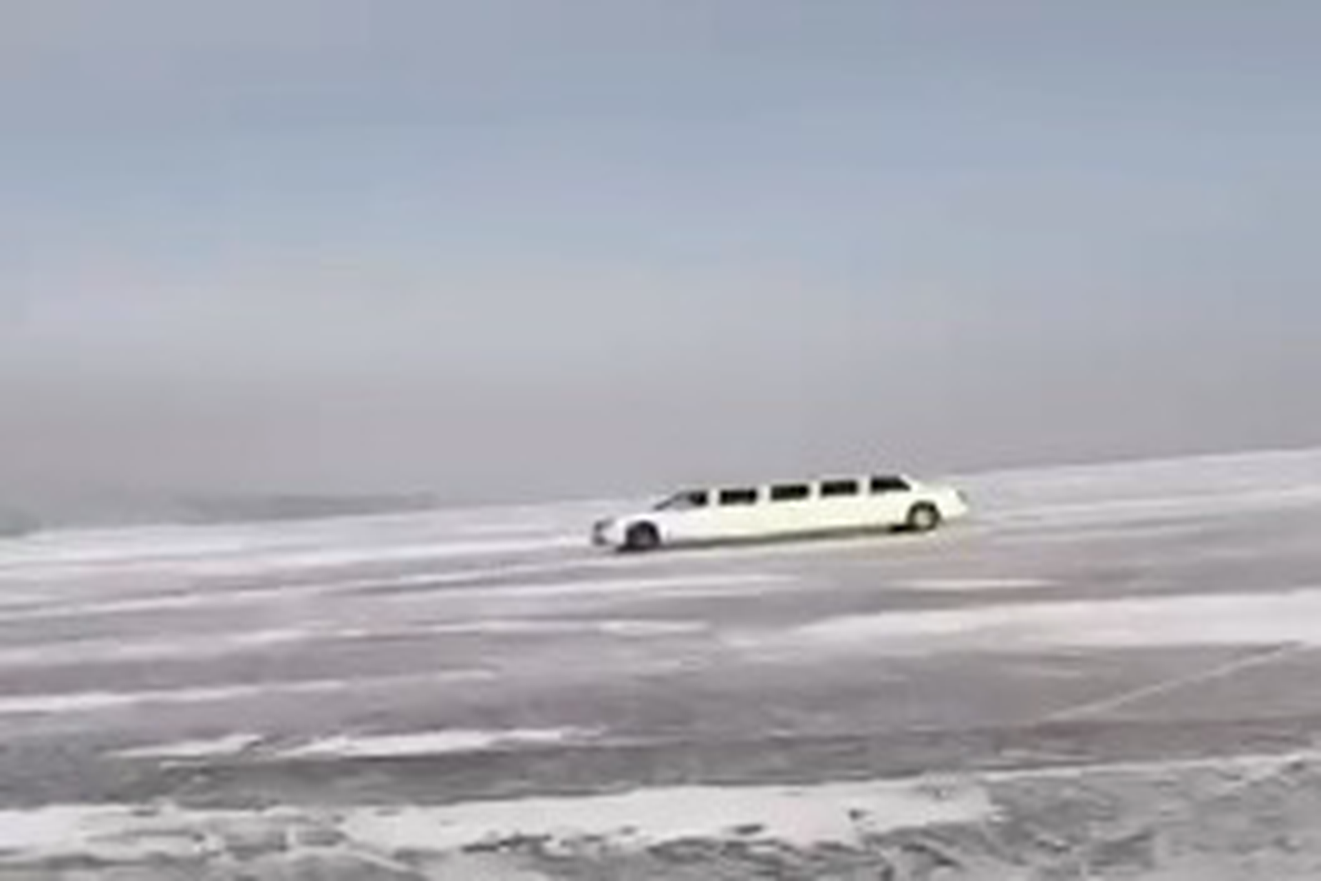 Бывший мэр Иркутска Кондрашов проехал на лимузине по льду Байкала