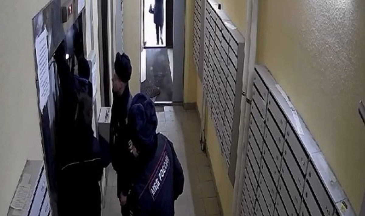 В результате падения лифта в Санкт-Петербурге пострадали три человека 