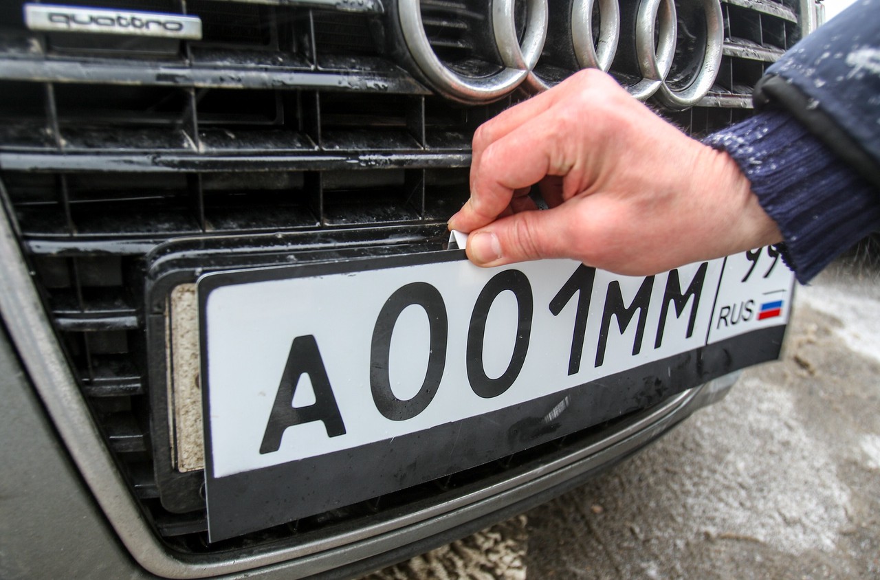 Большой блат: зачем власти решили взять контроль над красивыми автономерами