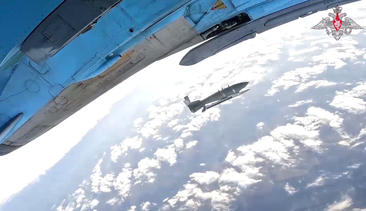 МО РФ: экипажи Су-34 ударили по опорному пункту и живой силе ВСУ в зоне СВО