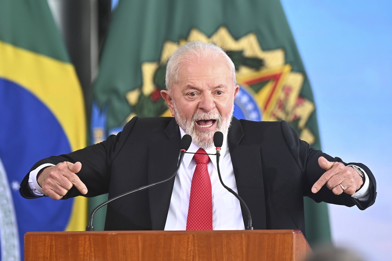Первый шаг к Луле: о чём Макрон будет просить президента Бразилии