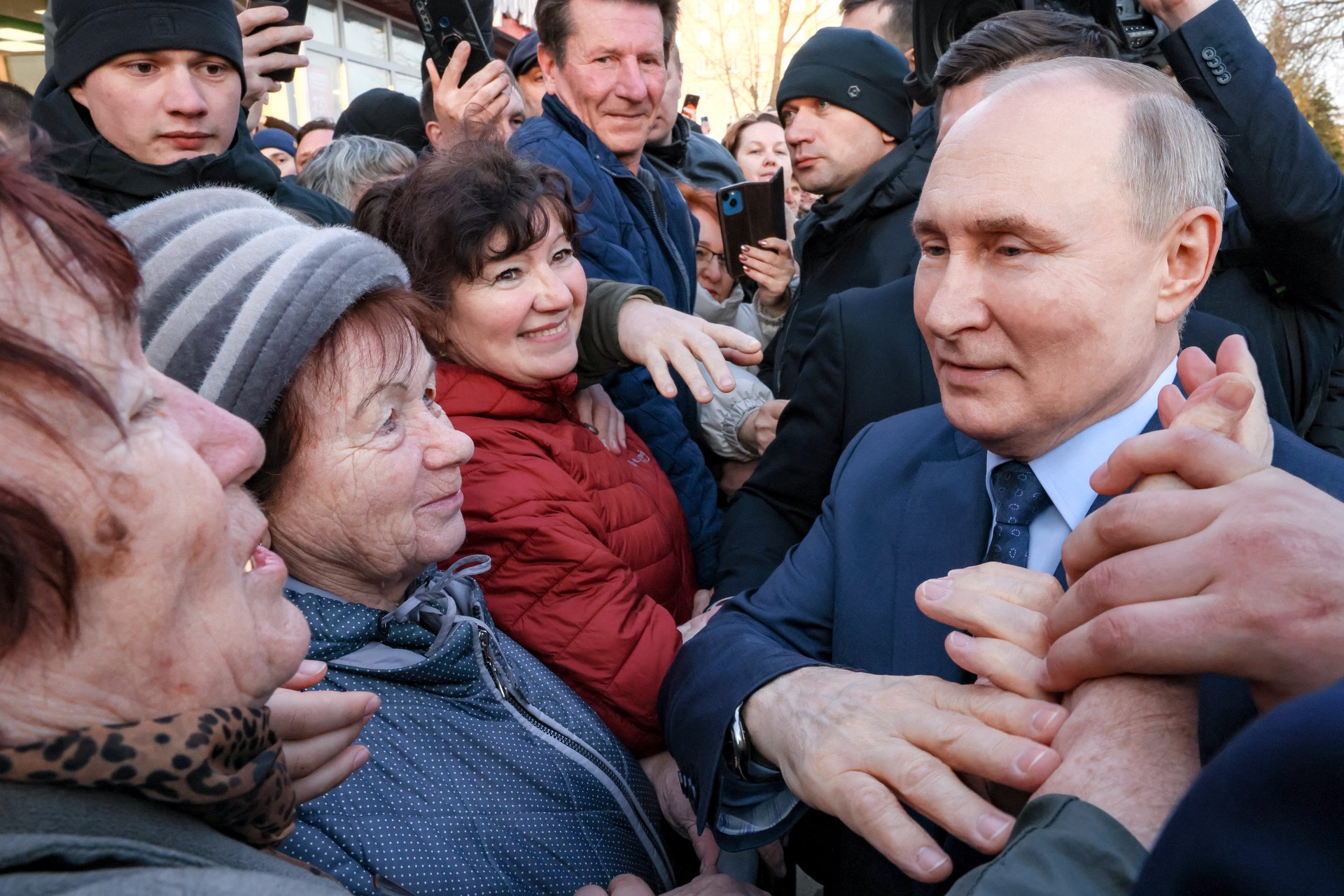 Жительницы Ставрополя расцеловали президента России 