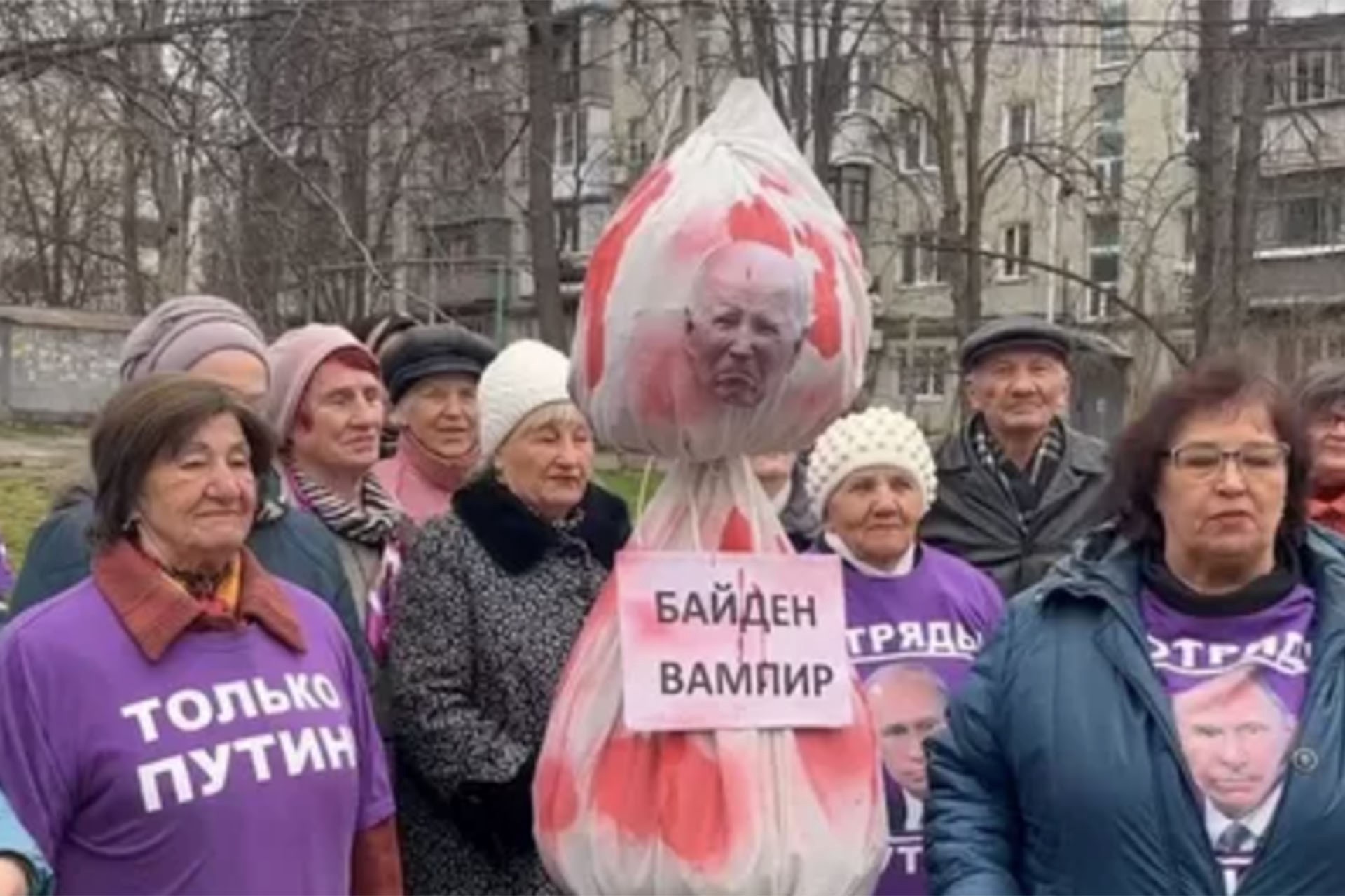 Активисты движения «Отряды Путина» сожгли чучело Байдена