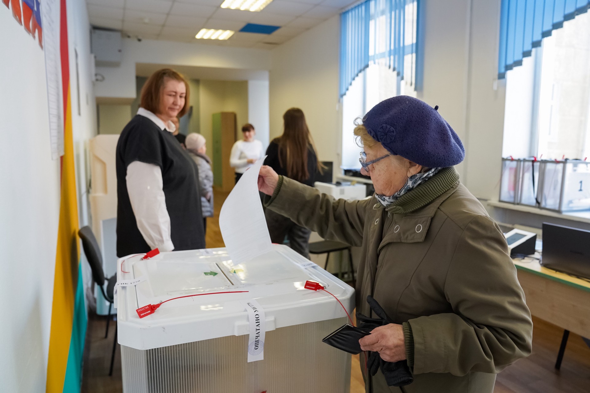 В КЧР задержали женщину, которая пыталась испортить бюллетени в урне для голосования