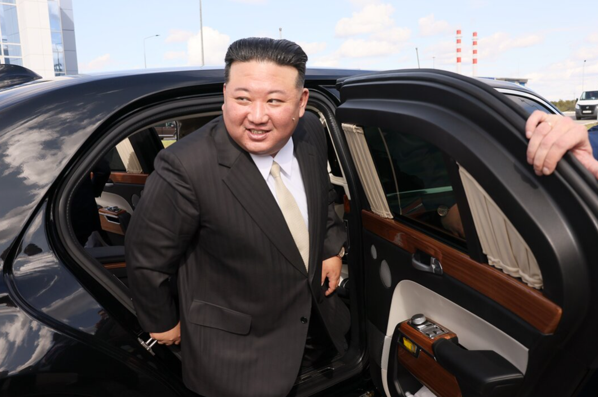 Ким Чен Ын впервые приехал на публичное мероприятие на подаренном Путиным Aurus