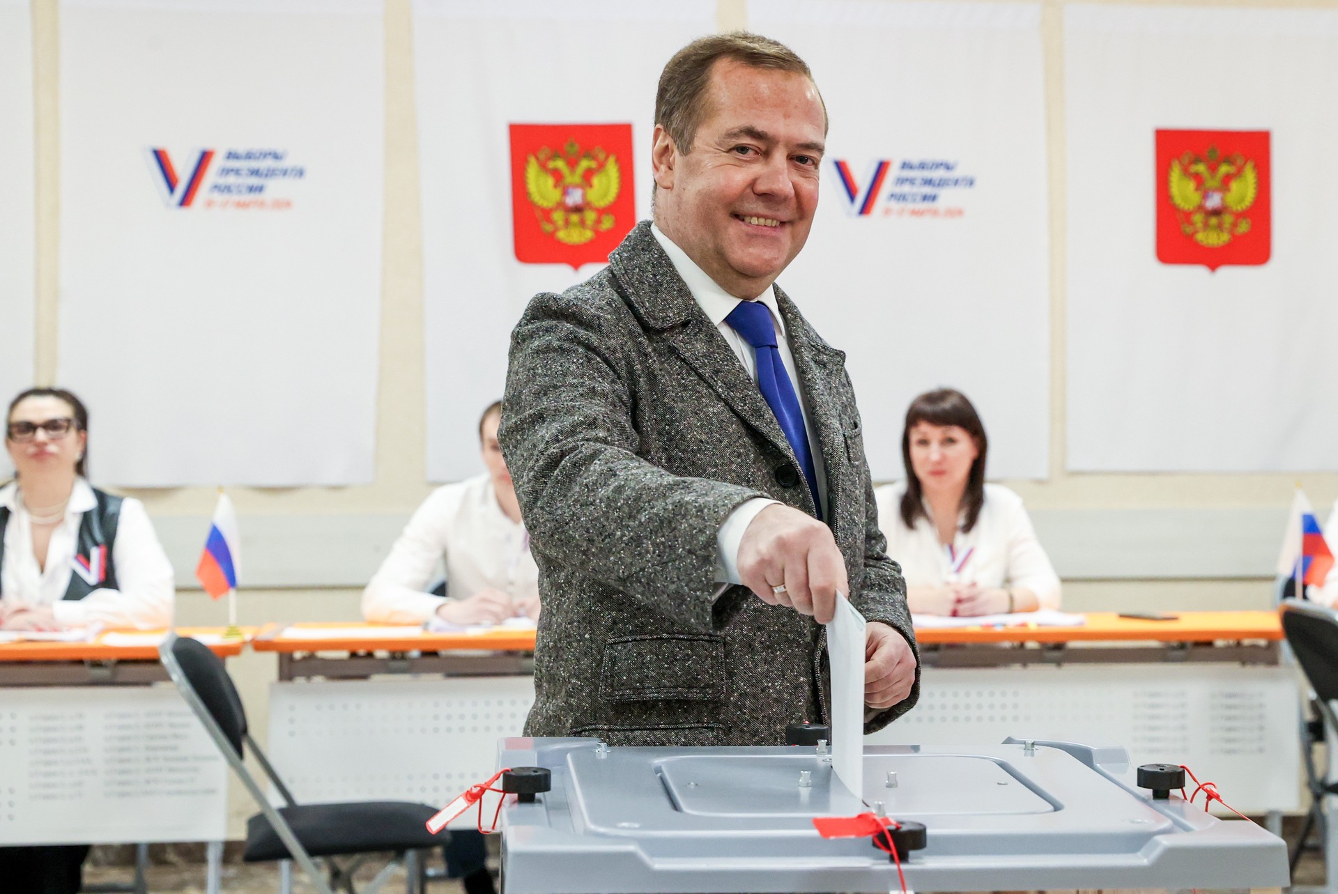 Медведев поздравил Путина с победой на выборах президента России