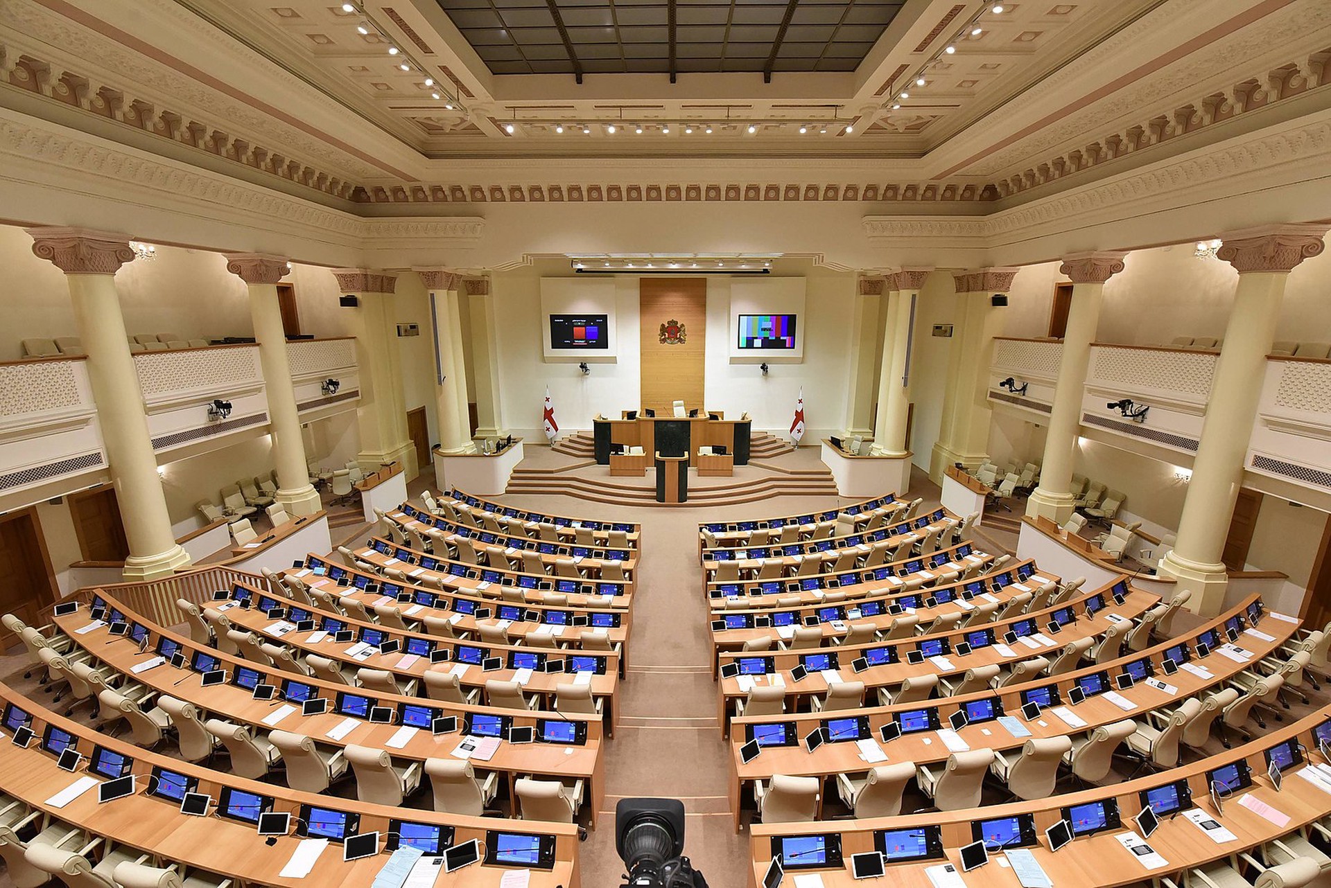 В парламенте Грузии началась стычка после вопроса о санкционных товарах
