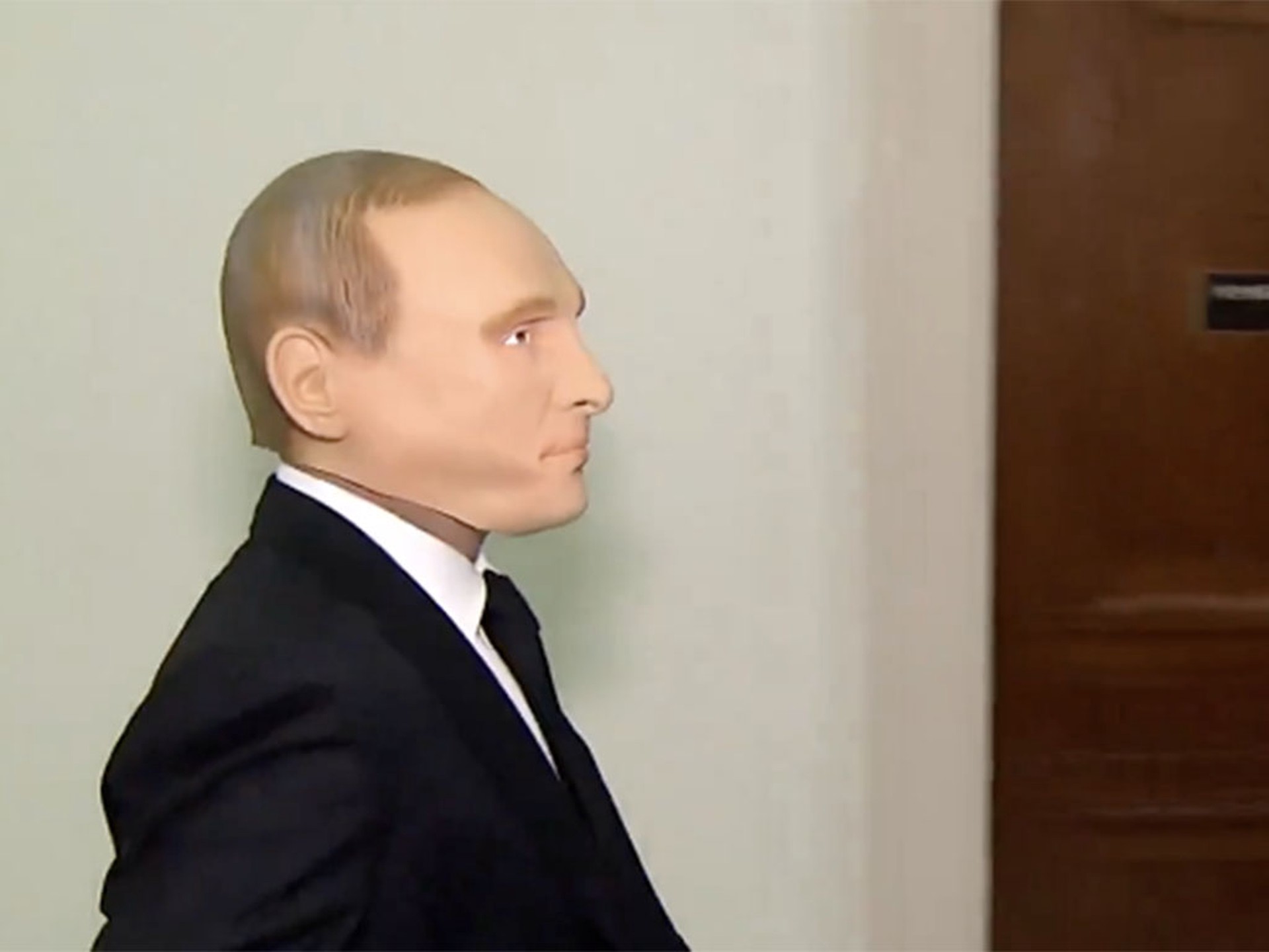 В США конгрессмен-демократ появился на заседании по импичменту Байдена в маске Путина