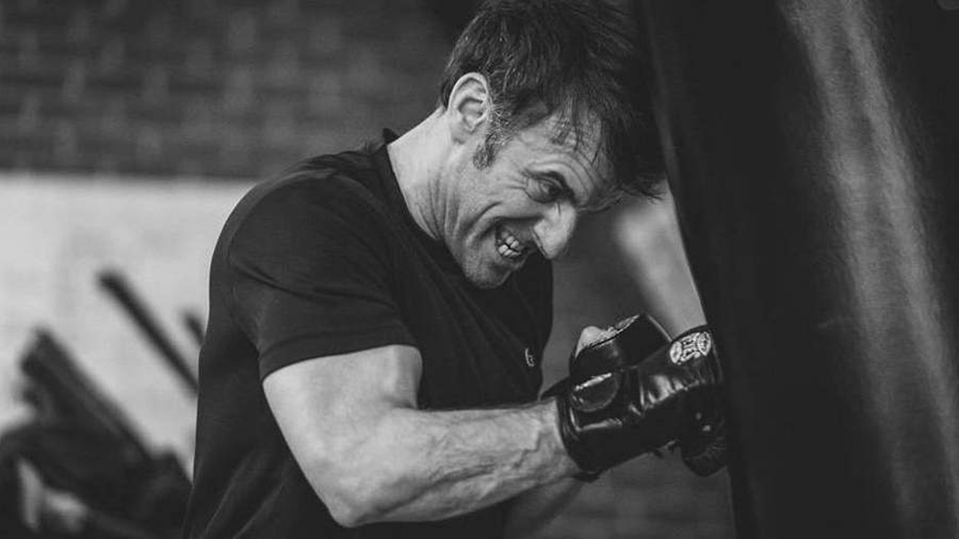 «Жаль, что груша не ударила в ответ»: в США высмеяли фото боксирующего Макрона