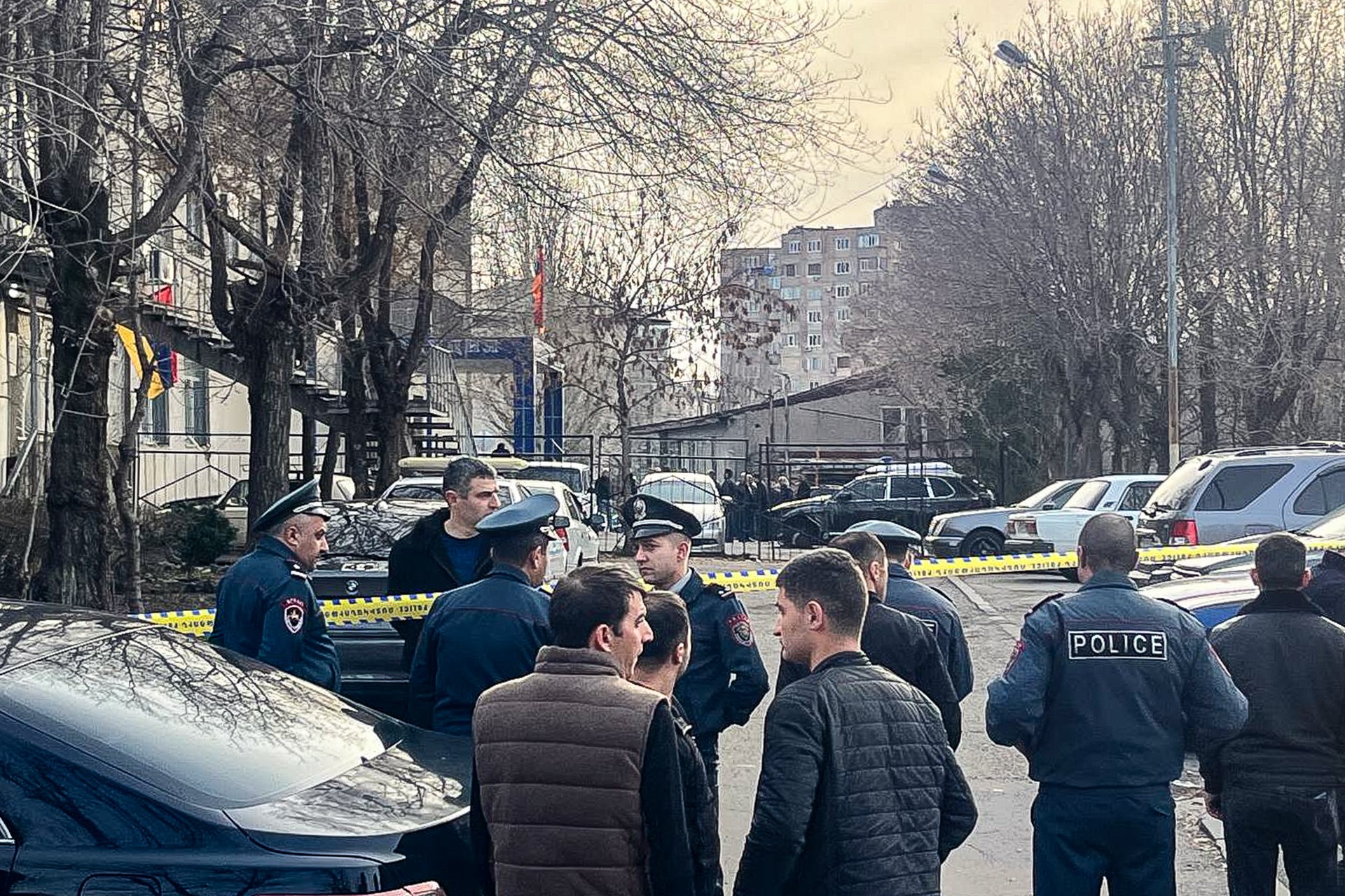 В МВД Армении сообщили, что на отдел полиции в Ереване напали три человека