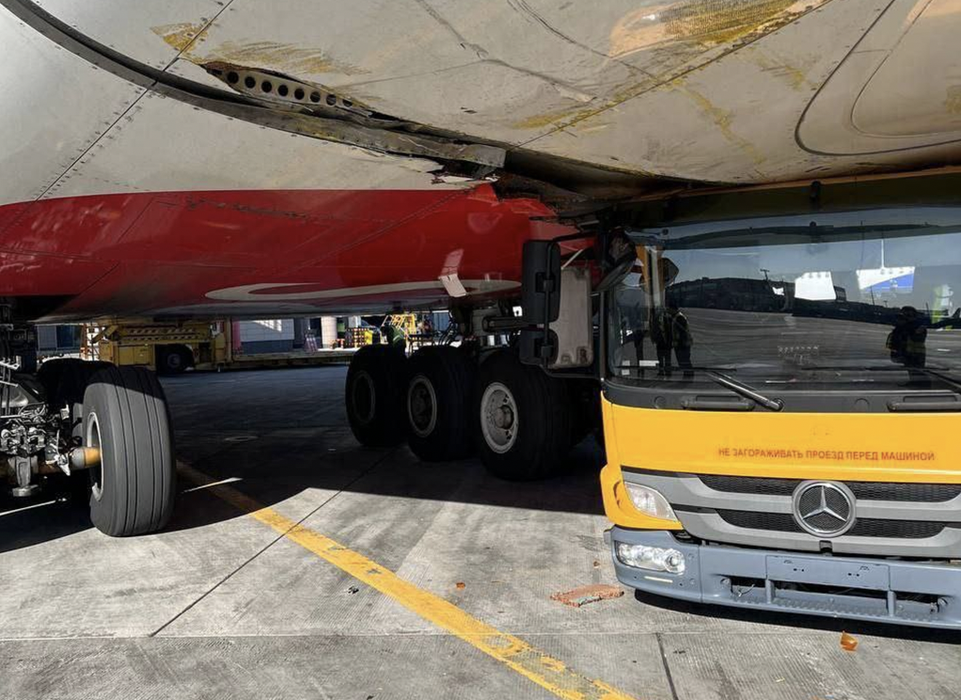 В Домодедове водовоз врезался в пассажирский самолёт Airbus А380
