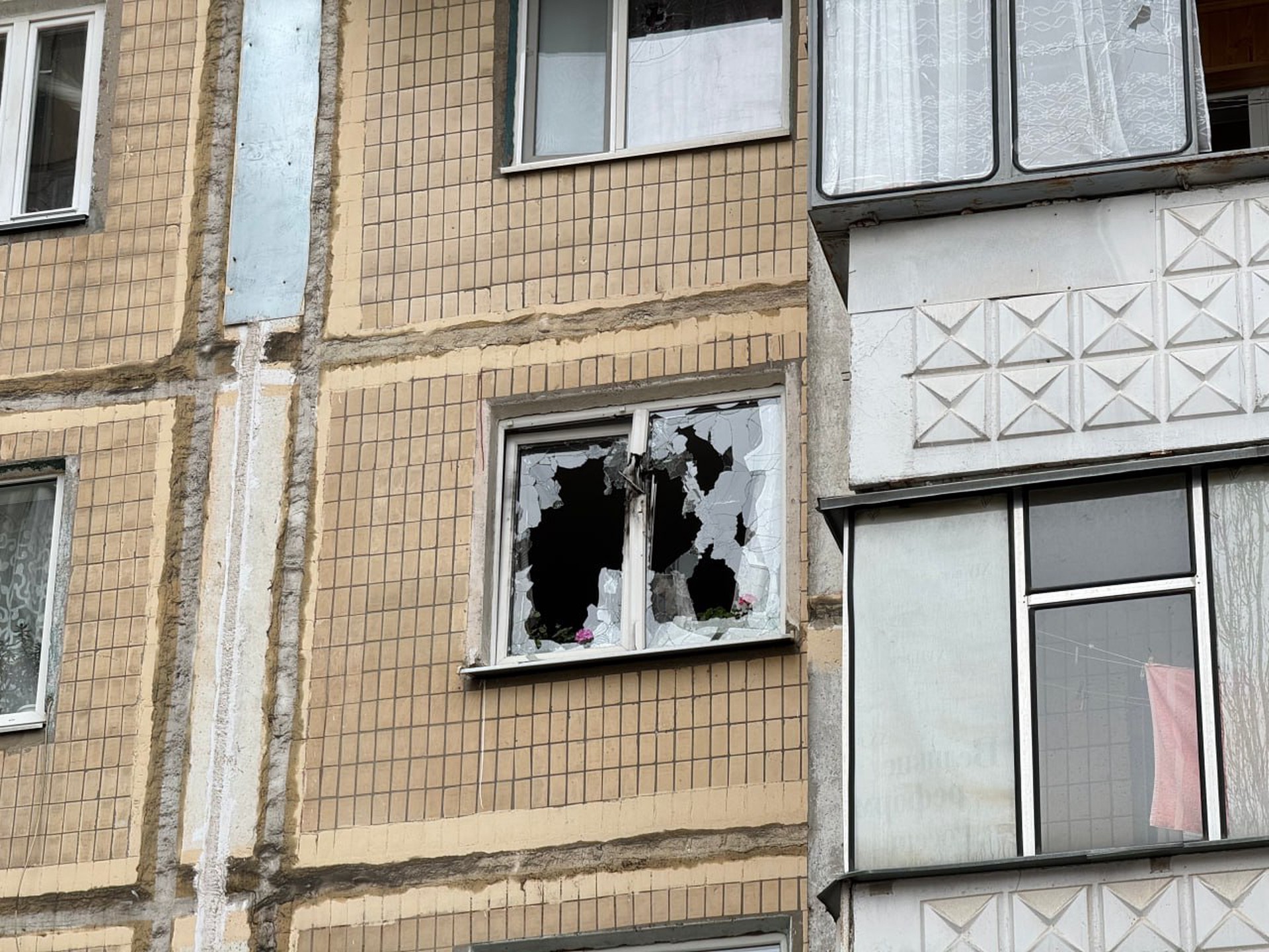 Беспилотник ВСУ врезался в многоквартирный дом в Белгороде