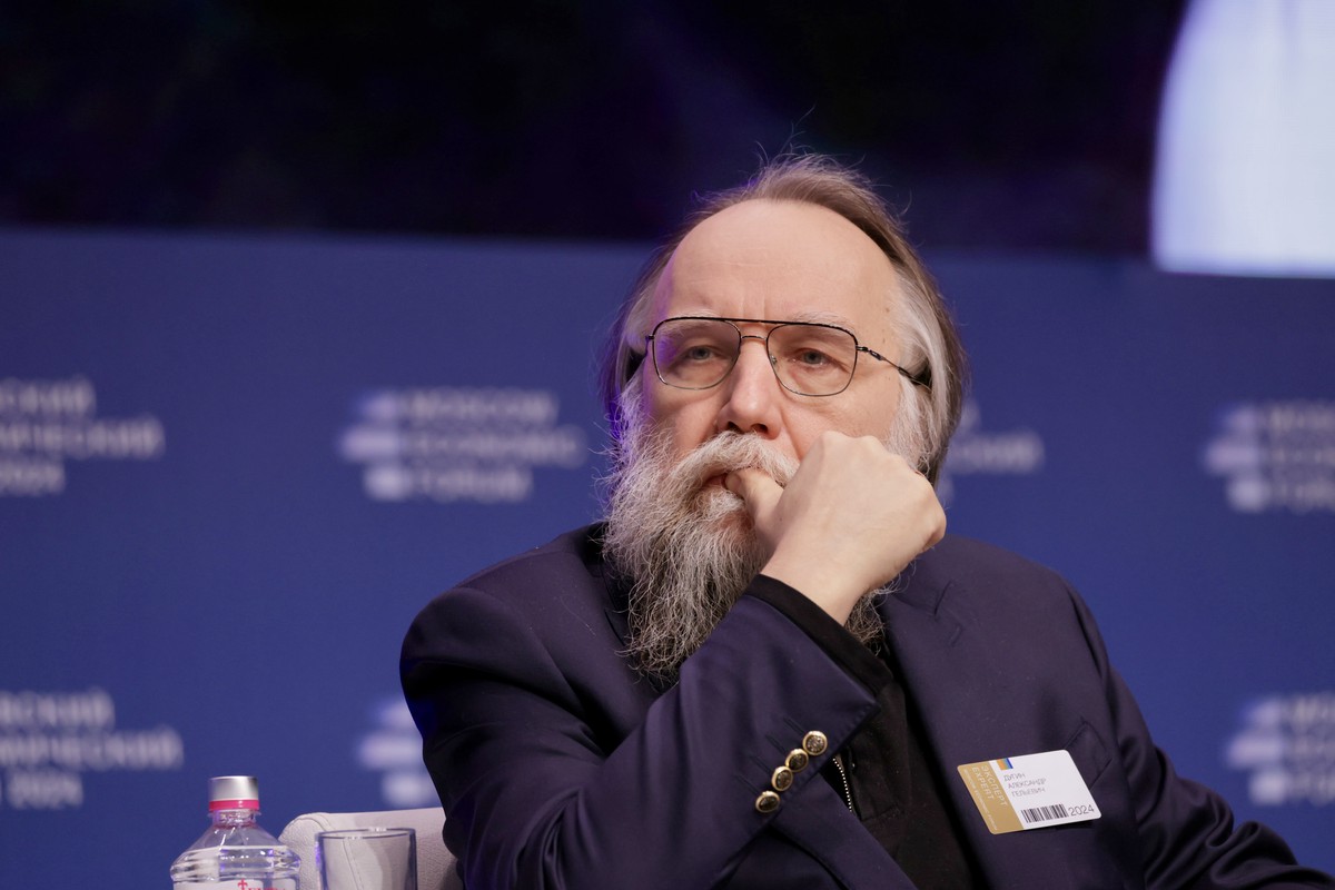Политолог: Интервью Дугина Такеру Карлсону призвано показать альтернативу западной идеологии