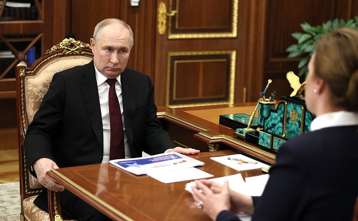 Путин призвал относиться с любовью и вниманием к военным и их семьям