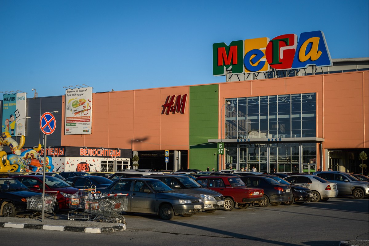В Екатеринбурге из ТРЦ «Мега» эвакуировали 2 тыс. человек из-за возгорания