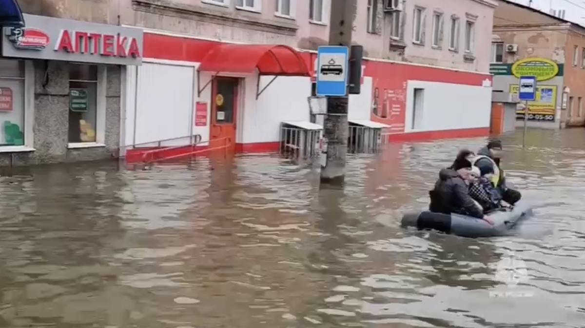 В Оренбурге уровень воды реки Урал превысил опасную отметку более чем на 60 см
