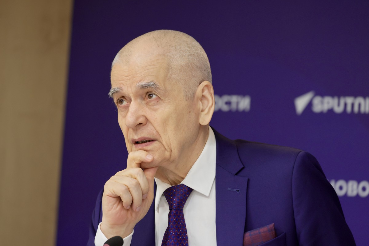 Онищенко рассказал, можно ли успеть поднять иммунитет до наступления холодов