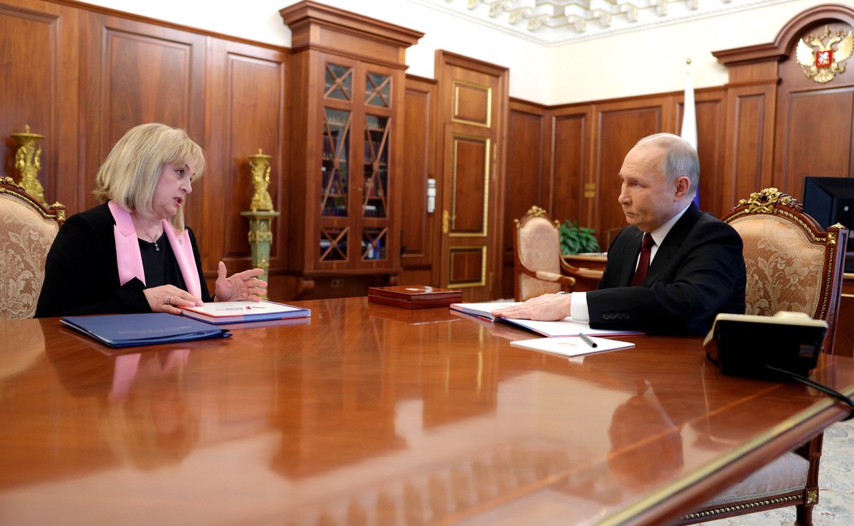 Глава ЦИК Памфилова вручила Владимиру Путину удостоверение президента