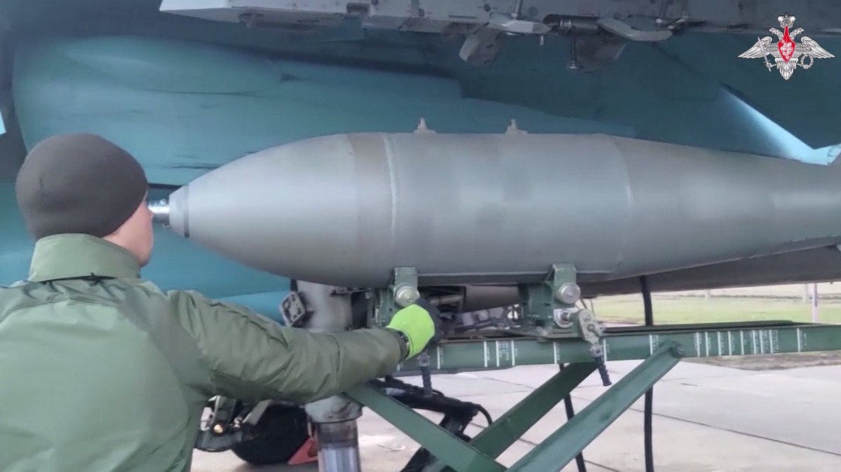 МО: Экипажи Су-34 разбомбили 500-килограммовыми авиабомбами опорный пункт ВСУ