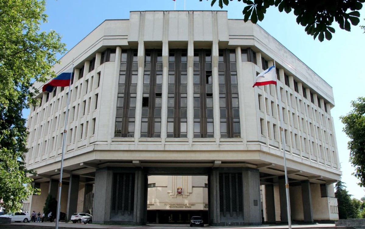 В Крыму депутаты забыли выключить микрофоны и рассказали о своих заслугах