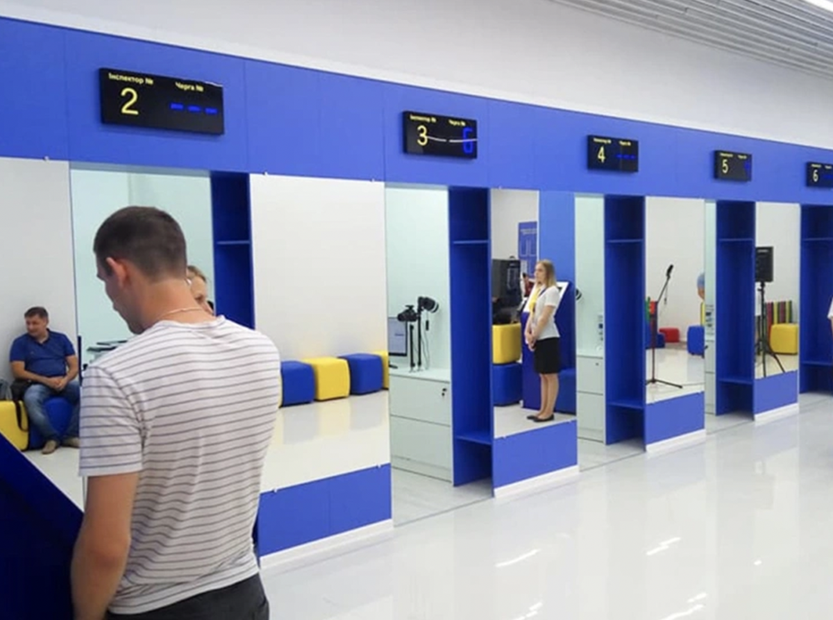 В Варшаве 300 украинцев заблокировали паспортный сервис