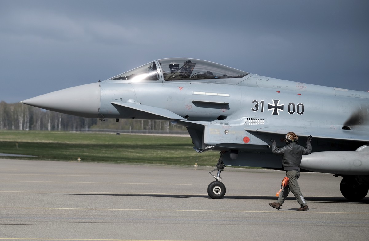 Столтенберг впервые полетал на истребителе Eurofighter