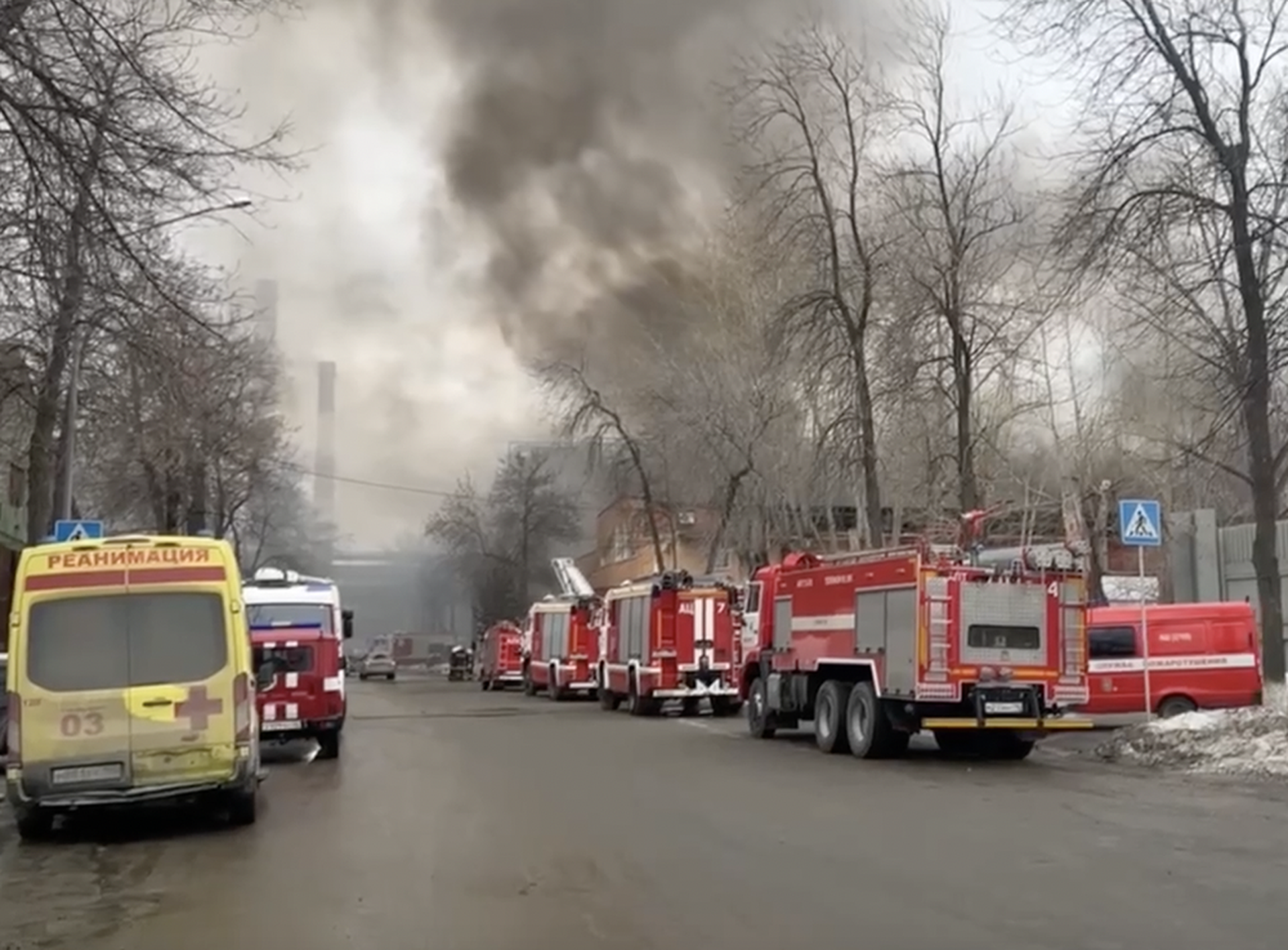 В Екатеринбурге на одном из заводов загорелась кровля