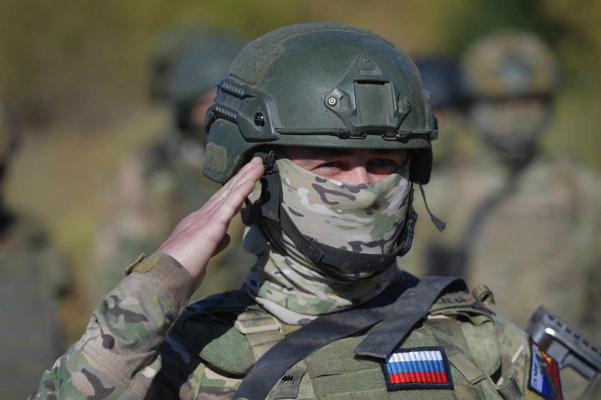 Бойцы ВС РФ спасли украинского солдата, которого придавило блиндажом 